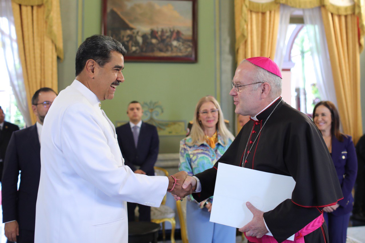 Maduro recibió cartas credenciales del nuevo Nuncio Apostólico en Venezuela (VIDEO)