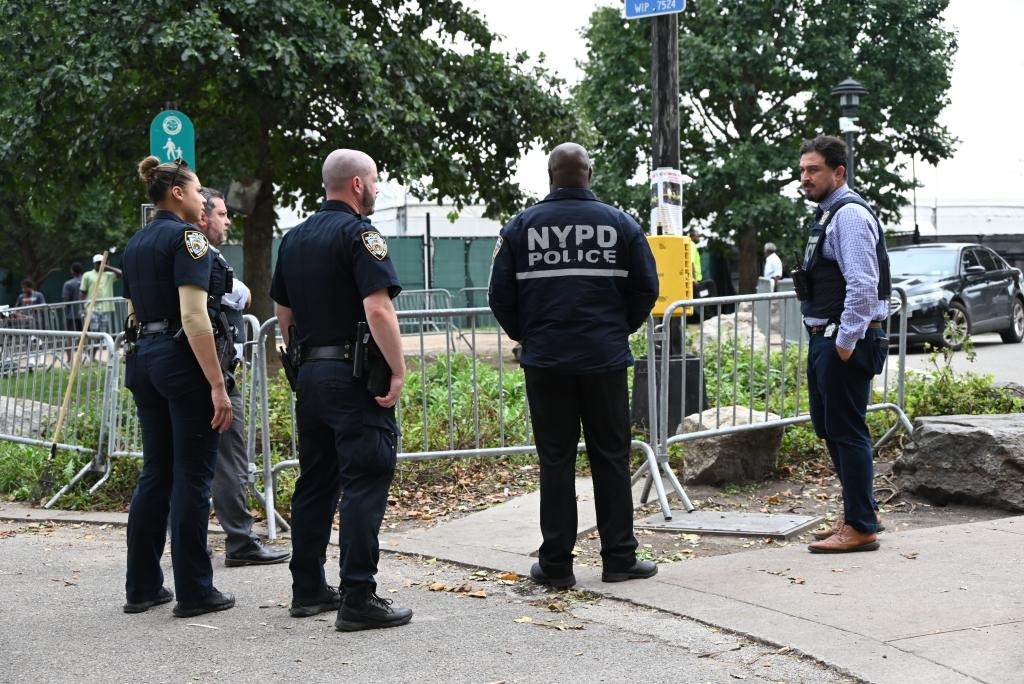 Migrante fue apuñalado en un violento enfrentamiento frente a refugio en Nueva York