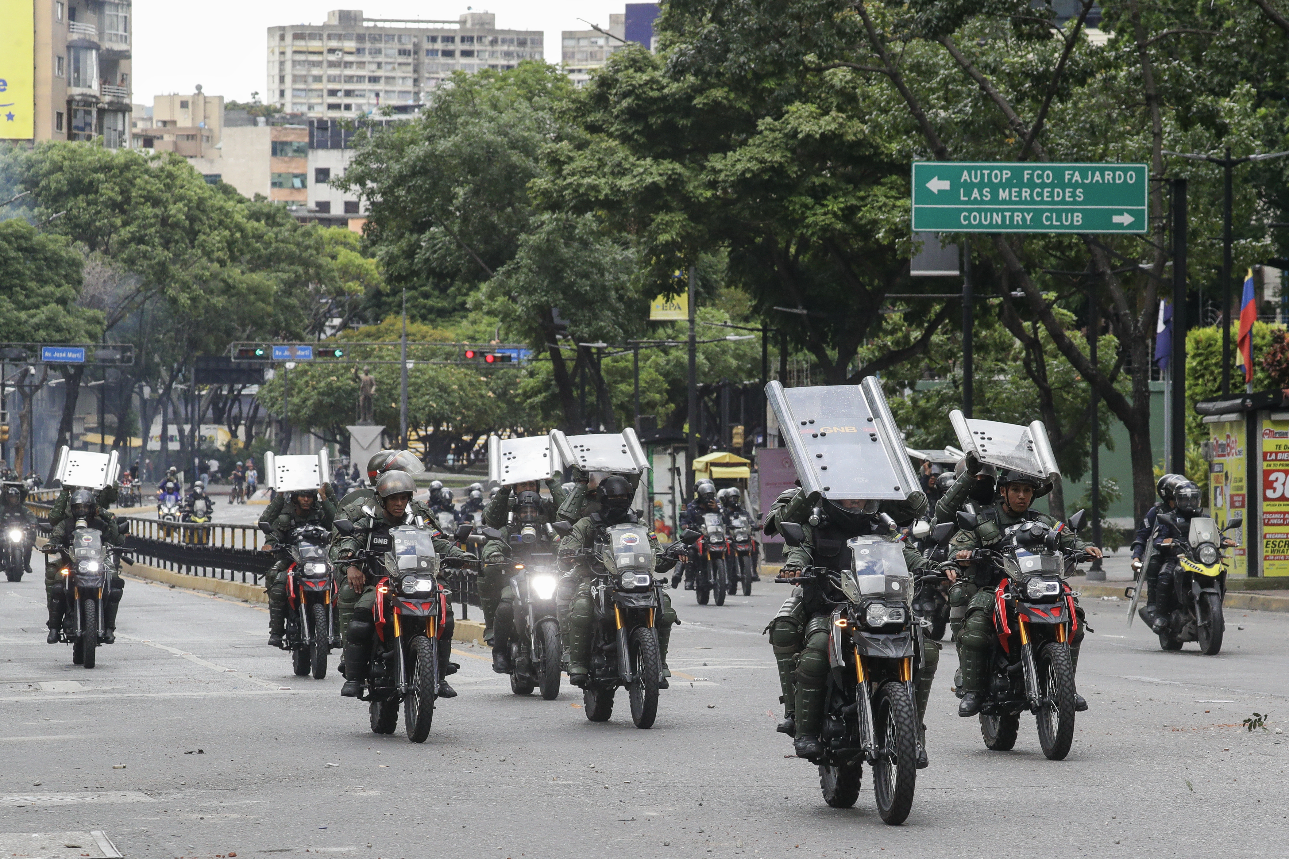 El Mundo: Maduro militariza Venezuela y redobla la represión
