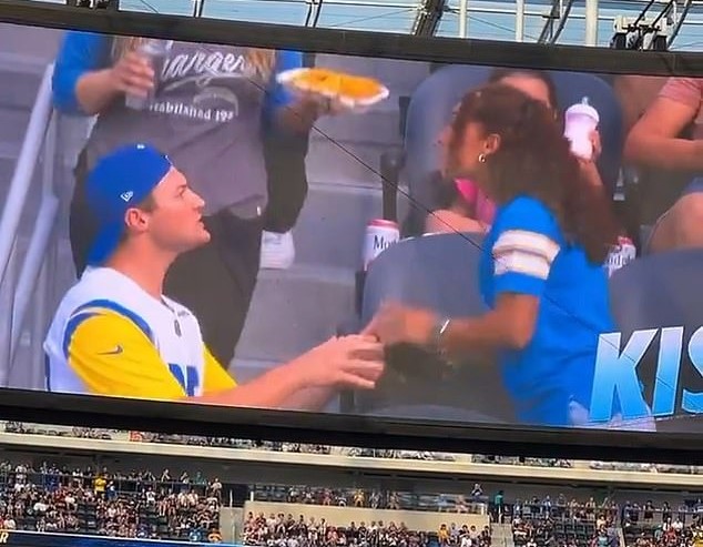 Le pidió matrimonio durante la “kiss cam” en un partido de NFL y todo terminó de la manera más inesperada (VIDEO)