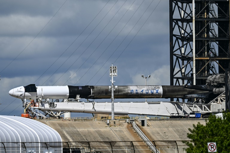 SpaceX se alista para lanzar misión histórica que prevé primera caminata espacial privada