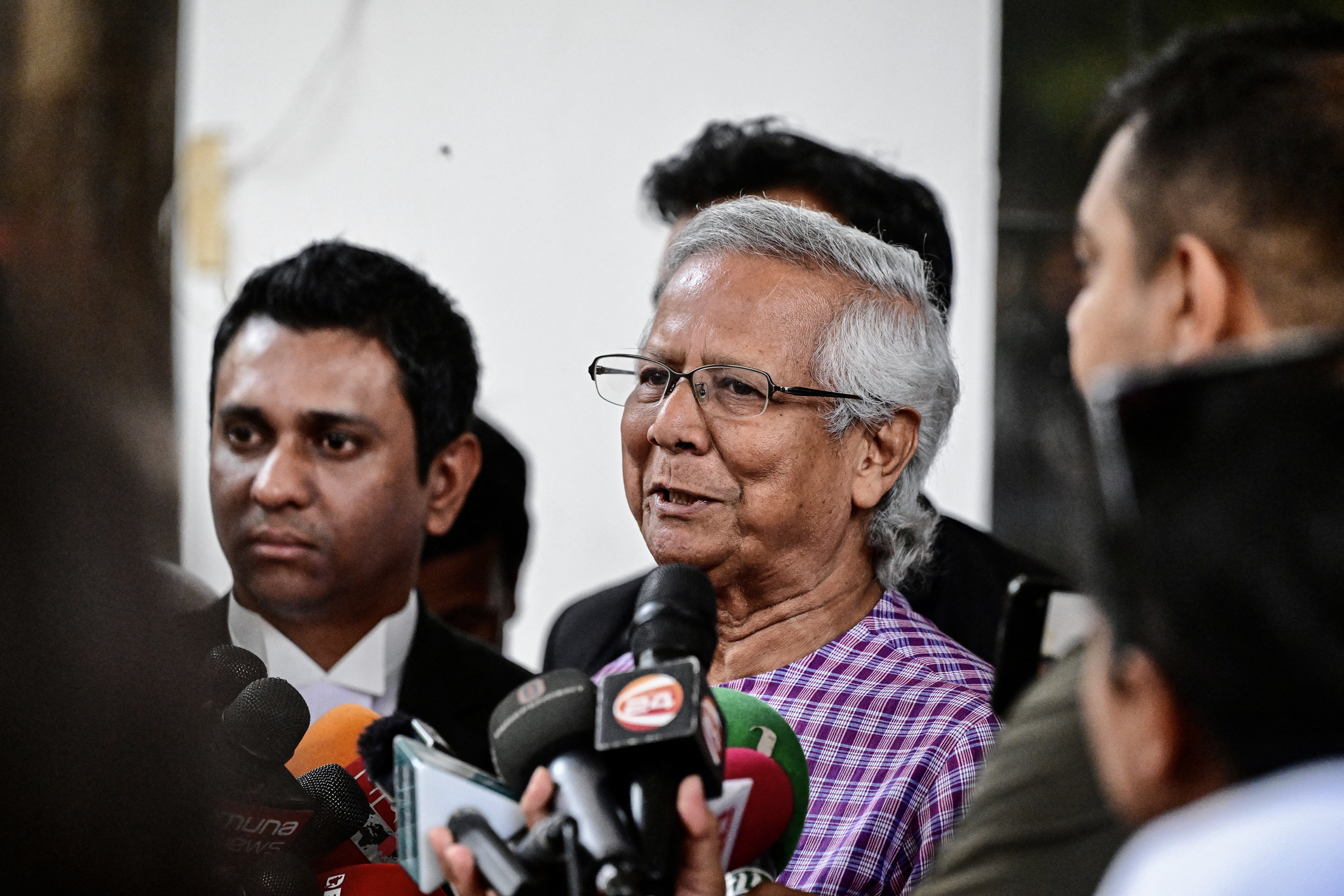 Muhammad Yunus, ganador del Nobel de la Paz, dirigirá el gobierno interino en Bangladesh