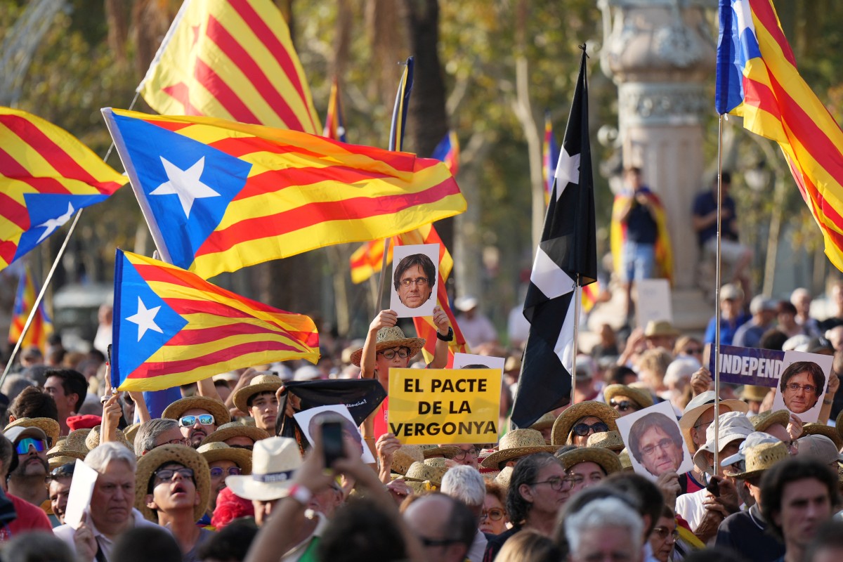 Carles Puigdemont reaparece brevemente en España, pero se esfuma