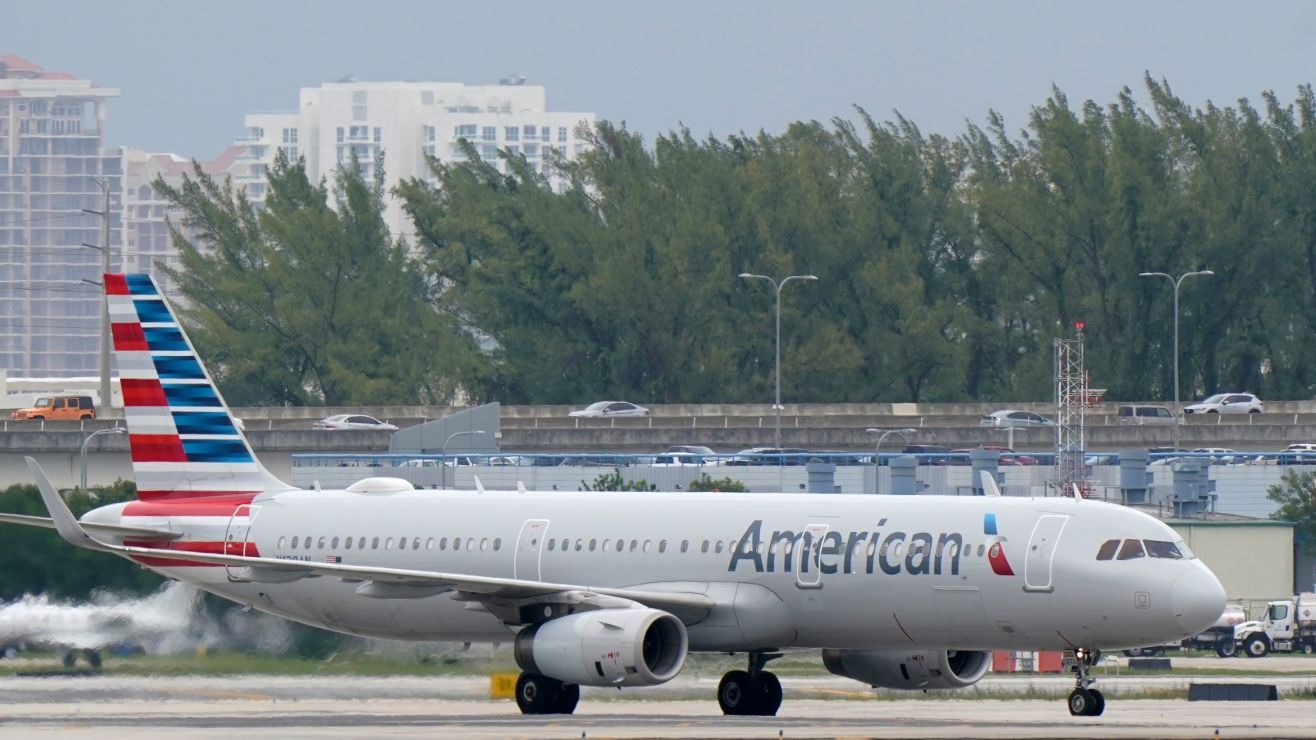 Pánico en Los Ángeles: un avión de American Airlines tuvo que aterrizar de emergencia en el aeropuerto