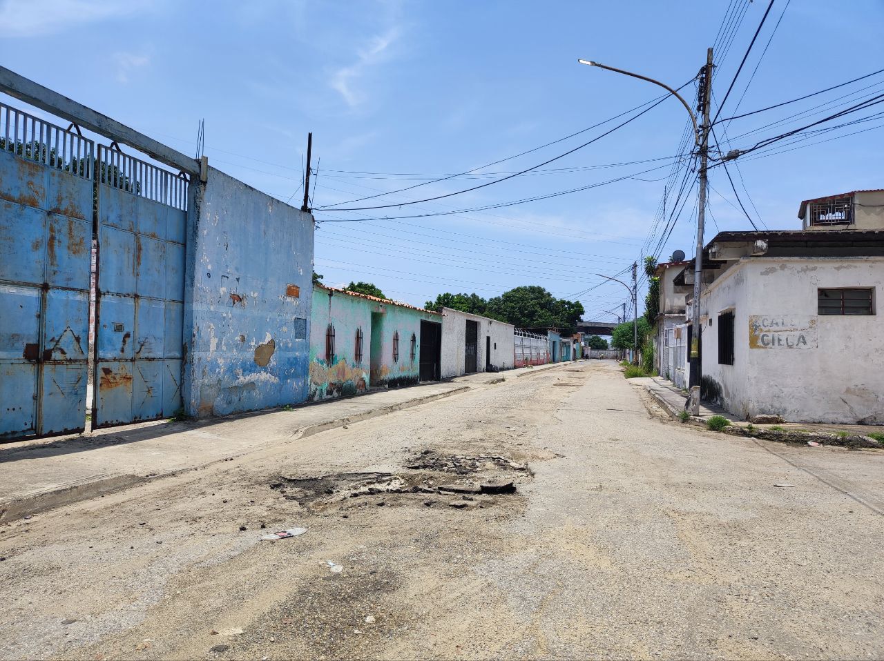 Barrio Andrés Eloy Blanco en Maracay requiere de un “cariñito” en la calle Junín