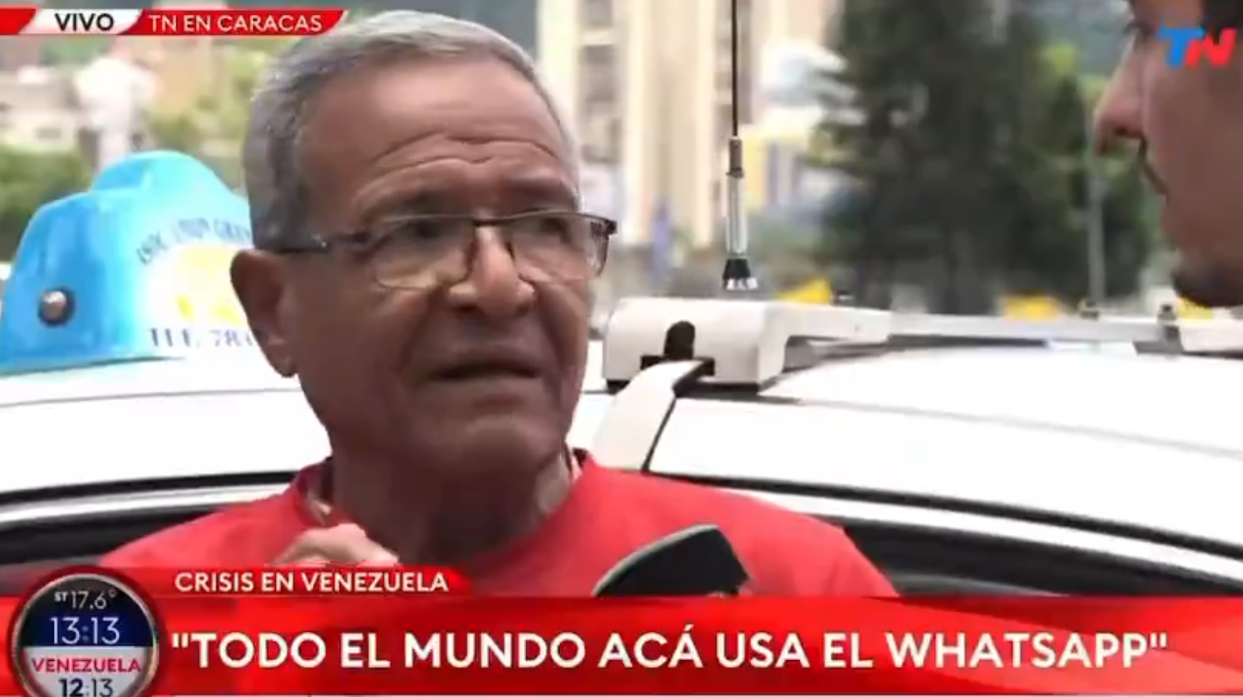 Chavista que mandó a WhatsApp “pa’l carajo” interrumpe entrevista para contestar llamada en esa misma app