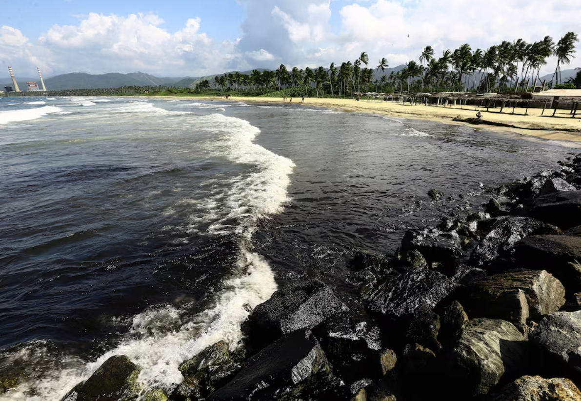 Derrame de crudo procedente de la refinería El Palito afectó al menos a cinco kilómetros de costa