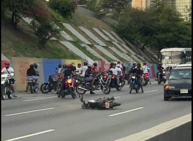 Al menos tres motorizados fallecidos tras realizar “maniobras indebidas” en la autopista Francisco Fajardo