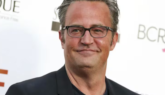 Médico acusado de la muerte de Matthew Perry retomará sus labores en California