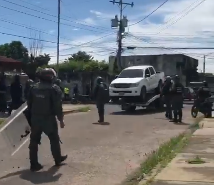 Chavismo se llevó detenido arbitrariamente a un sacerdote dentro de su camioneta en Machiques (Video)