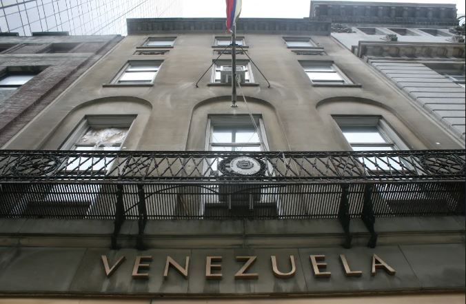 Colocaron afiches en apoyo a la libertad en el consulado de Venezuela en Nueva York (Foto)