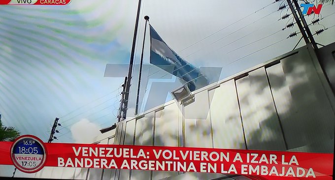 Video: volvieron a izar la bandera argentina en la embajada de ese país en Caracas