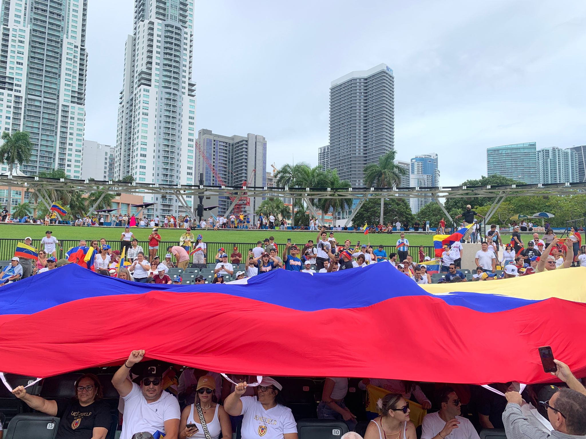 Centenares de venezolanos protestan en Miami contra el fraude electoral (IMÁGENES)