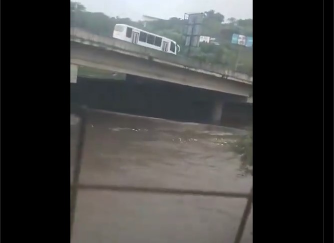 Río Guaire se desbordó a la altura de la avenida Río de Janeiro en Caracas tras fuertes lluvias (VIDEO)