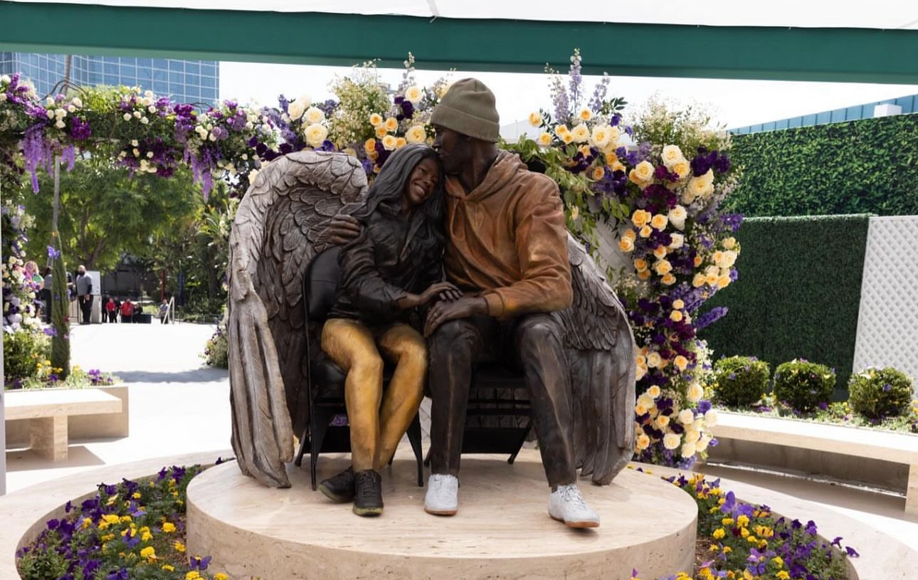 Levantan estatua en honor a Kobe Bryant y su hija