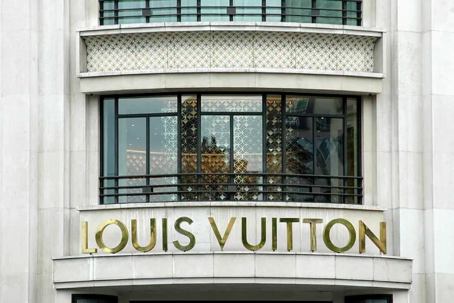 Venganza en Louis Vuitton: Clienta descontenta hizo contar su efectivo durante dos horas y después se va sin comprar