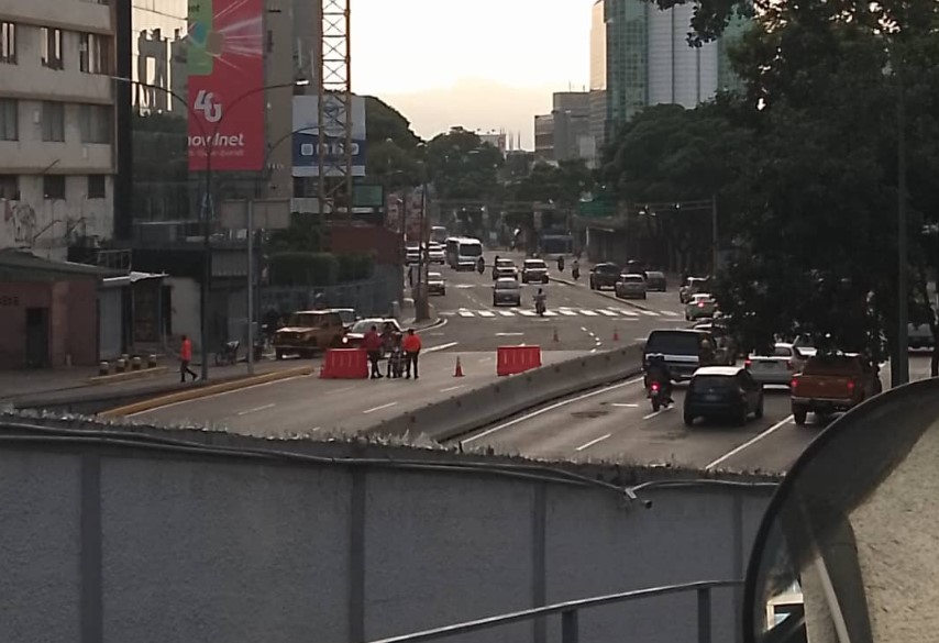 Cierre de la Av. Libertador sentido oeste a la altura del municipio Chacao este #28Ago (Foto)