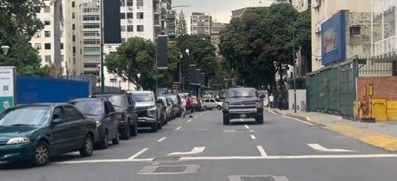 Colas para surtir gasolina en Caracas por el apagón nacional este #30Ago (Video)