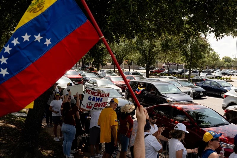 Venezolanos en EEUU observan con ansiedad crisis en su país y se preparan para nueva oleada migratoria