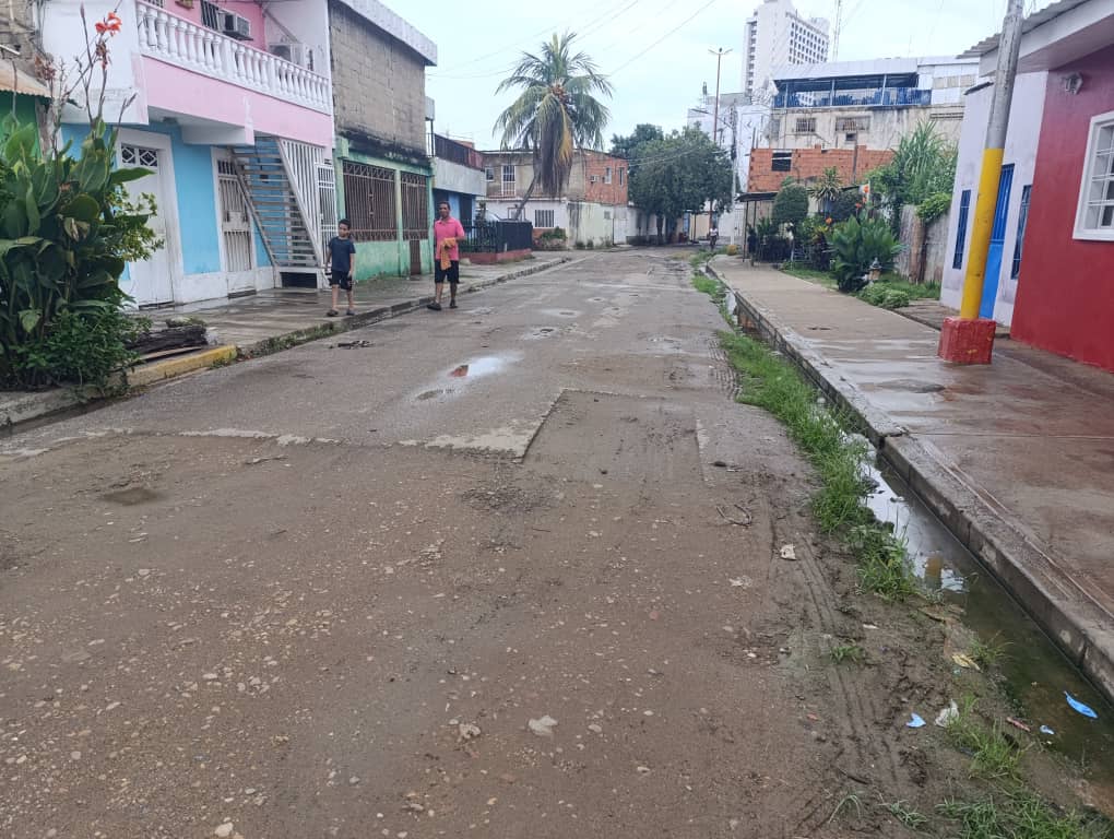 Denuncian que la vialidad de Los Yaques en Puerto La Cruz lleva años destrozada