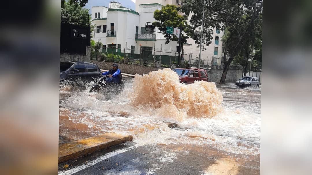 Tubería de agua estalló en cruce de dos importantes avenidas de Caracas este #31Ago (VIDEOS)