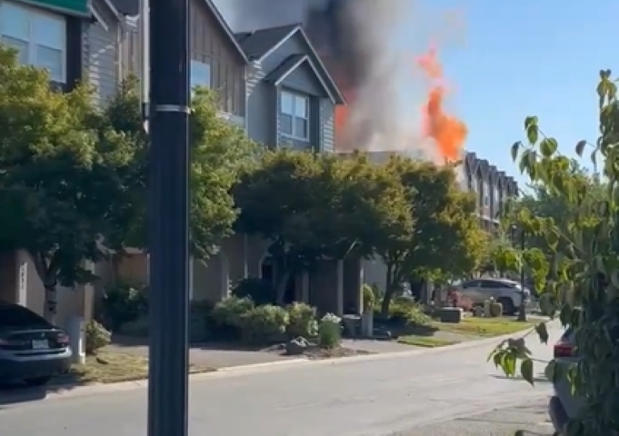 Avioneta se estrelló contra una vivienda en Oregón y provocó devastador incendio (VIDEO)