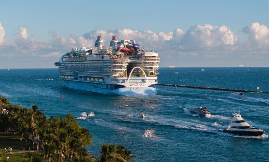 Veterano estadounidense saltó del crucero más grande tras sostener una pelea con su esposa