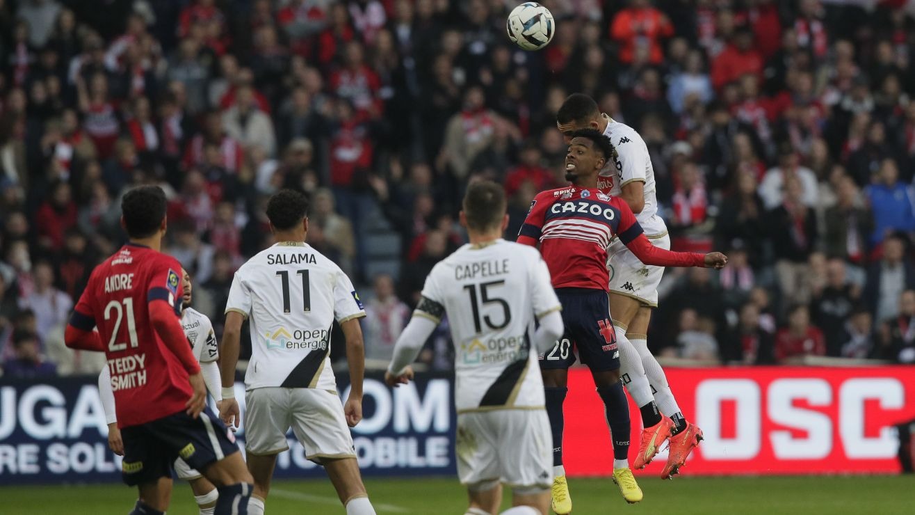 Conmoción en el fútbol: jugador sufrió escalofriante golpe en la cabeza (VIDEO)