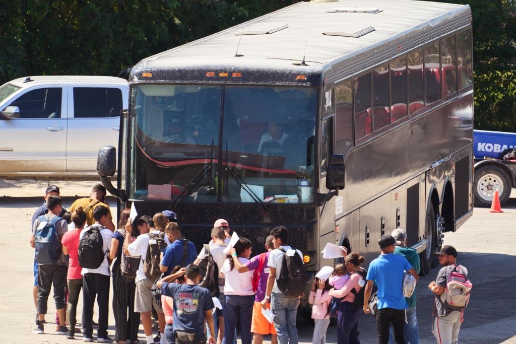 Texas frena el envío de autobuses y venezolanos deben emprender larga ruta a Nueva York por cuenta propia