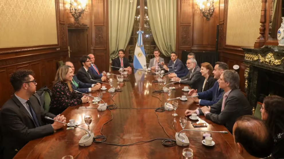 Canciller argentina recibió a funcionarios diplomáticos y administrativos que abandonaron Venezuela