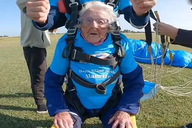 VIDEO: El increíble salto en paracaídas de una mujer que celebraba su 102 cumpleaños