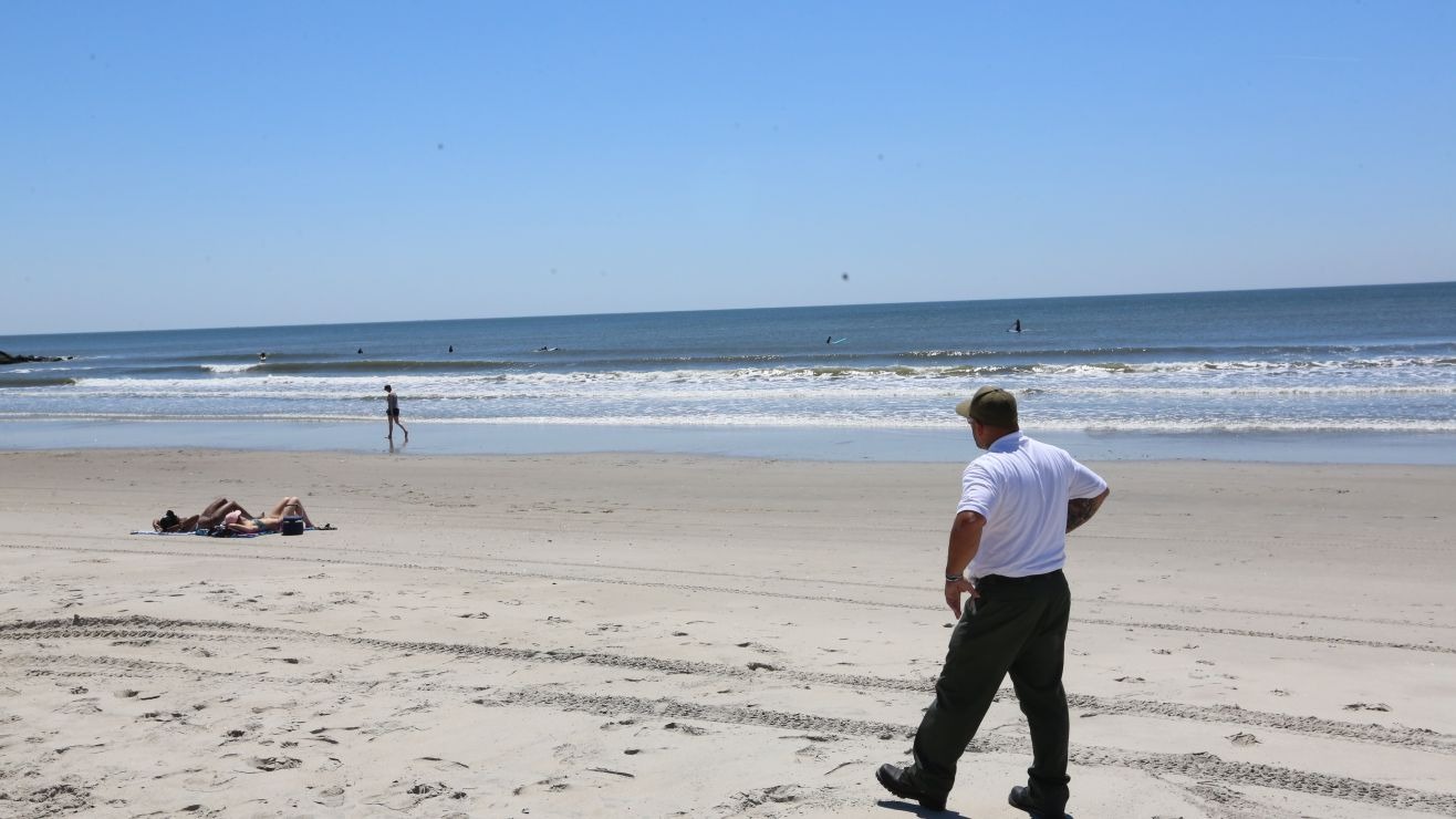 Playas de Nueva York son cerradas ante alerta por fuertes vientos y oleajes producto del huracán Ernesto