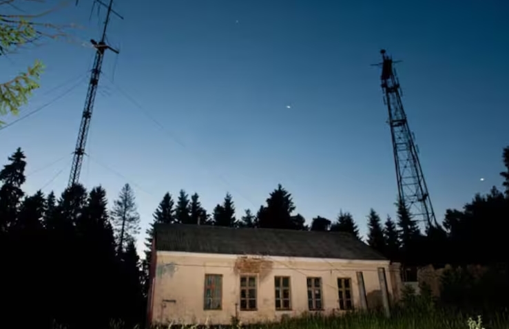 La misteriosa radio que se escucha hace 48 años en un pueblo abandonado y no se sabe quién la opera (VIDEO)