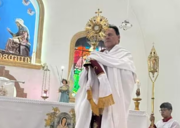 El impresionante VIDEO de una hostia que “palpitó” durante la misa: el sacerdote estalló en llanto