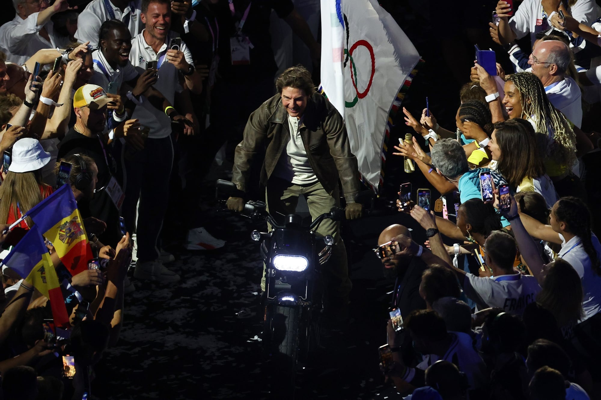 Al estilo de “Misión Imposible”, Tom Cruise protagonizó varias maniobras extremas en la clausura de los JJOO (VIDEO)