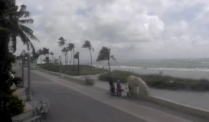 El huracán Debby se acerca a Florida con riesgo de marejadas ciclónicas letales y graves inundaciones