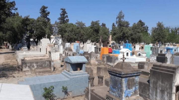 Fueron a visitar la tumba de su abuela al cementerio y encontraron una aterradora escena