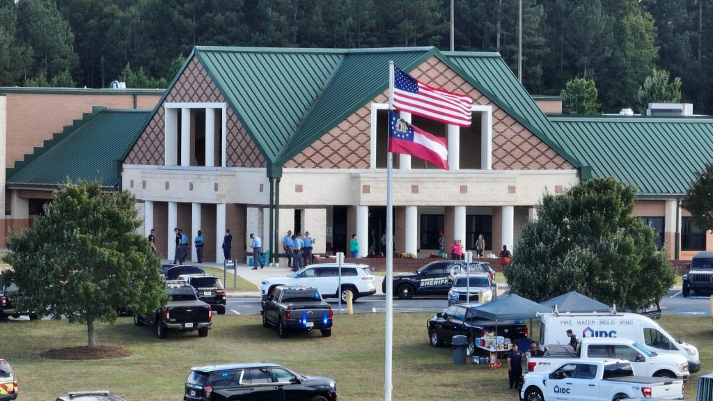 VIDEO: Estudiantes fueron evacuados por los pasillos de secundaria en Georgia con el arma del tirador a la vista