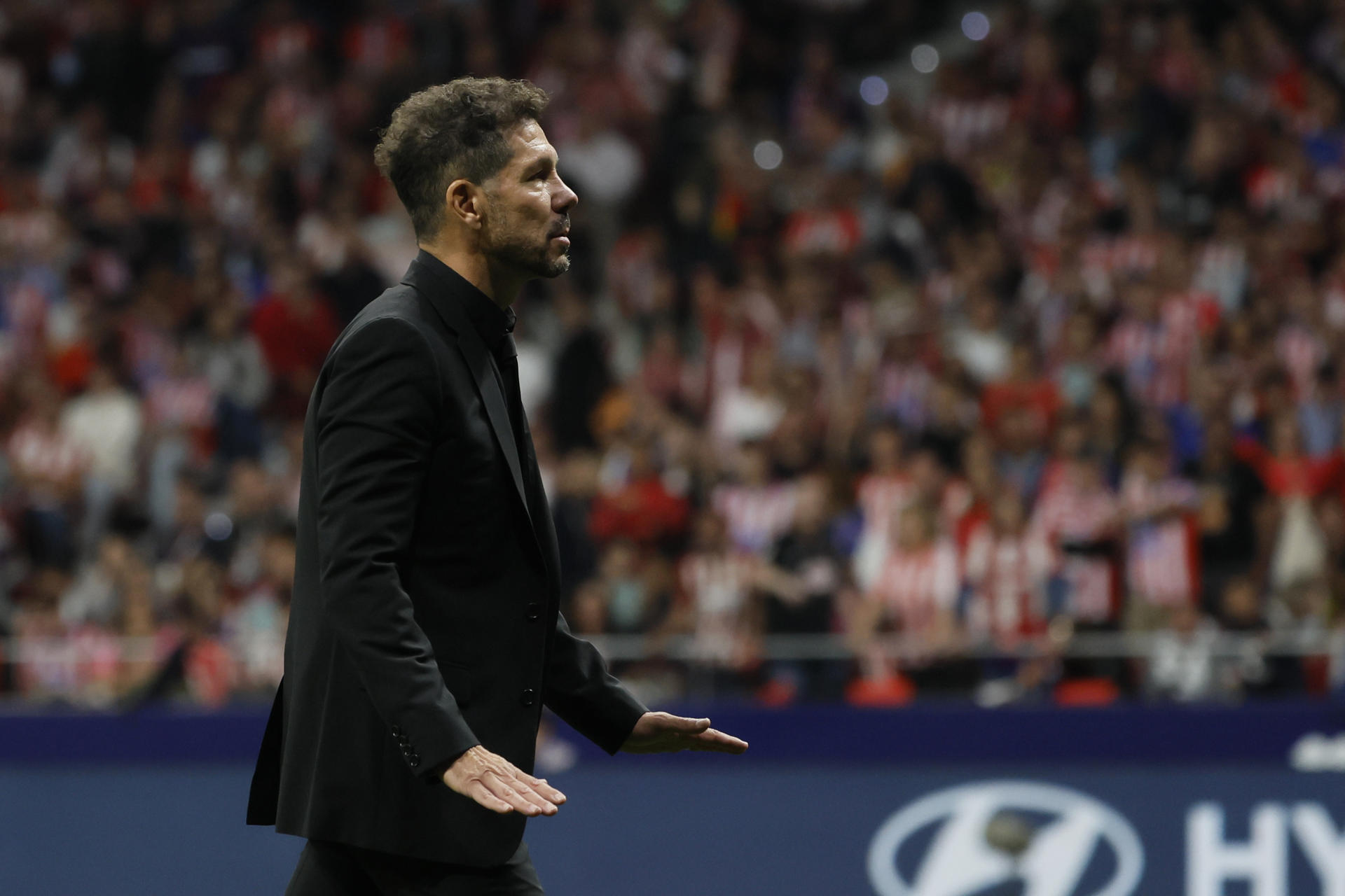 El estadio Cívitas Metropolitano podría ser cerrado por el lanzamiento de objetos en el derbi