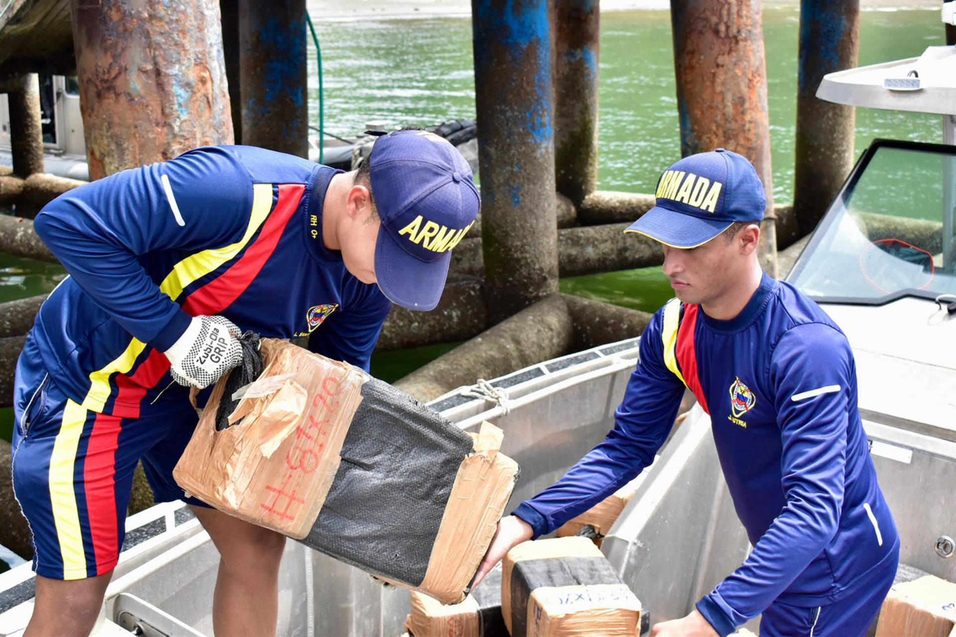 Armada de Colombia incautó 1,3 toneladas de cocaína en navío que acabó en el fondo del mar