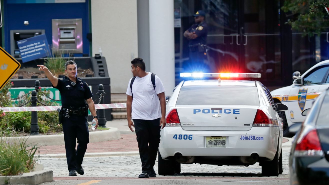 Niño de 11 años terminó arrestado en Florida por falsa amenaza de bomba en escuela