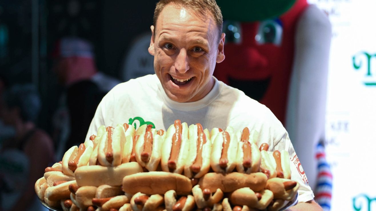 Joey Chestnut se comió 83 hot dogs en 10 minutos y superó su propio récord mundial (VIDEO)