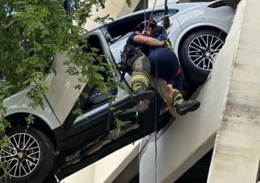 Rescatan a mujer de una camioneta que quedó colgando tras estrellarse en estacionamiento de Miami (VIDEO)