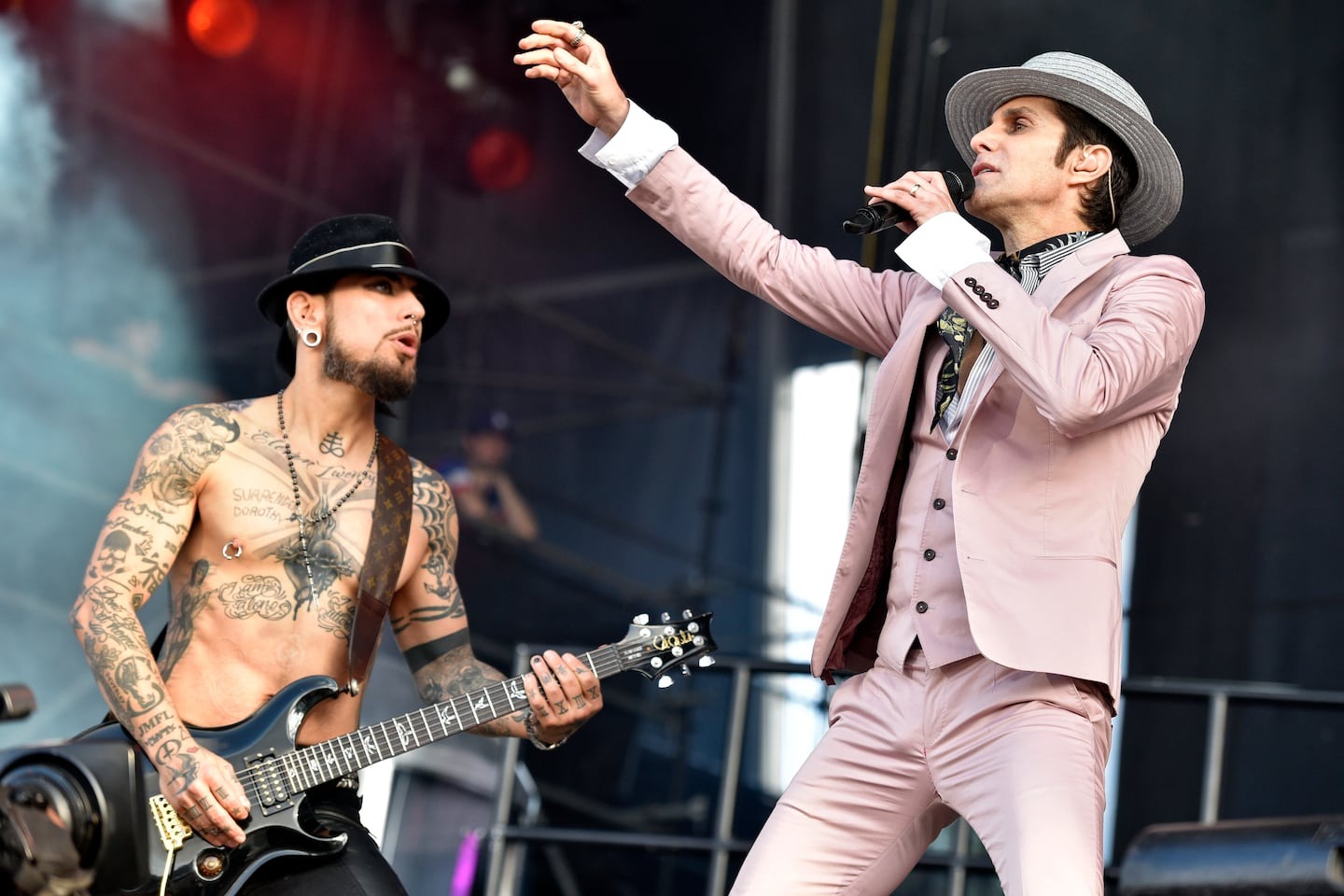 El cantante de Jane’s Addiction rompió el silencio tras haber golpeado a Dave Navarro en pleno show