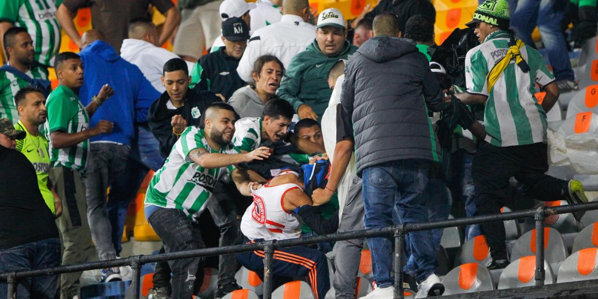 Batalla a cuchillo dejó a más de 20 hinchas heridos en estadio de Medellín