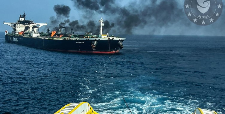 El petrolero griego en llamas tras ataque de hutíes en el Mar Rojo está siendo remolcado