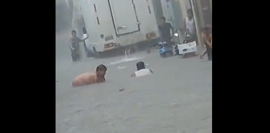 Vecinos de Santa Rosalía tuvieron su piscina natural por la lluvia de este #2Sep (Video)