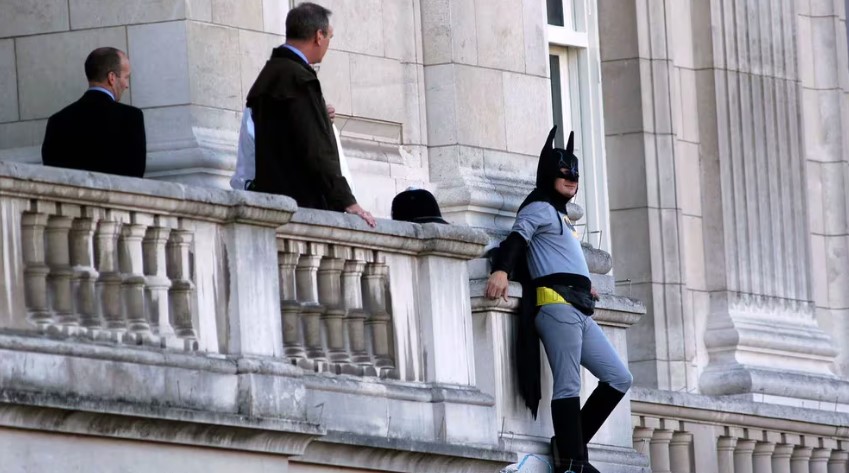 El día que “Batman” se infiltró en el Palacio de Buckingham y puso en crisis a la seguridad de la reina Isabel