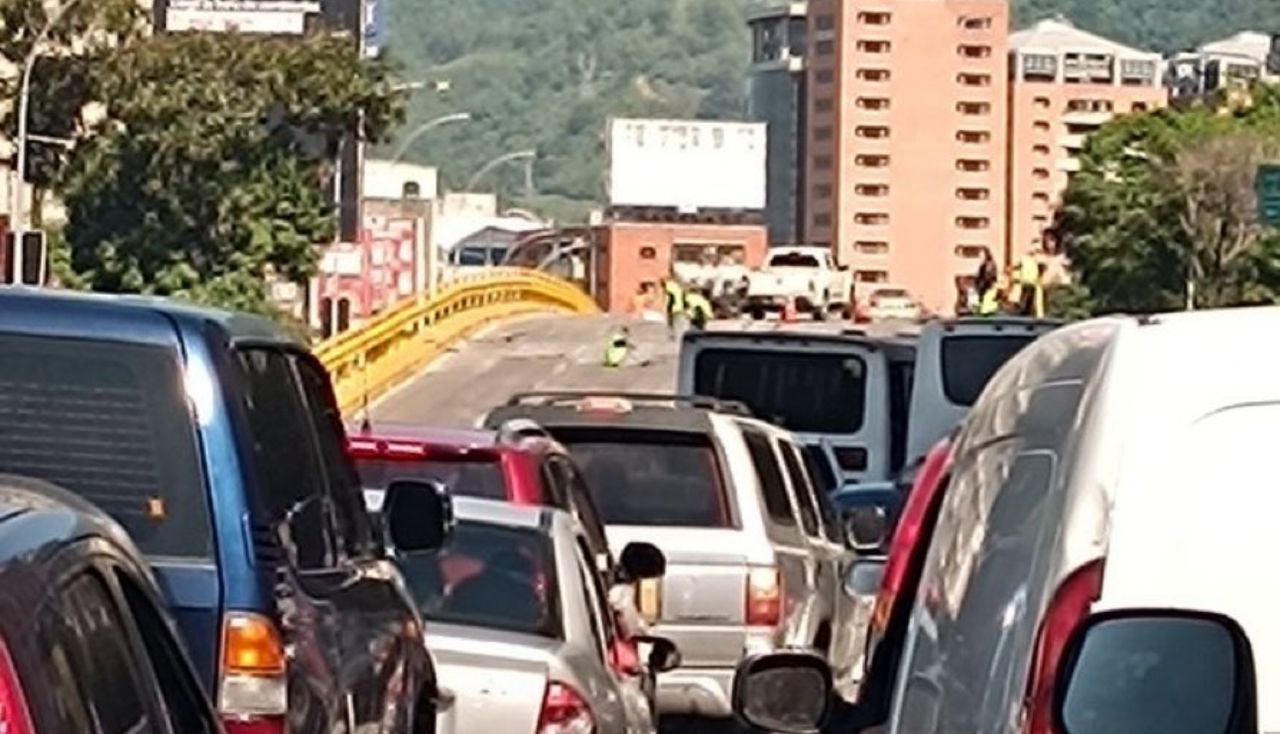 Reportan fuerte retraso en importante arteria vial de Caracas este #18Sep por arreglos en la vía