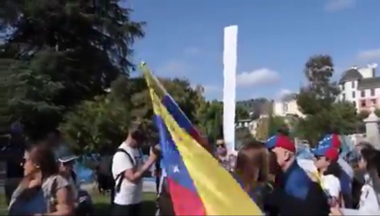 Venezolanos en España exigen frente al Senado que Edmundo González sea reconocido como presidente electo